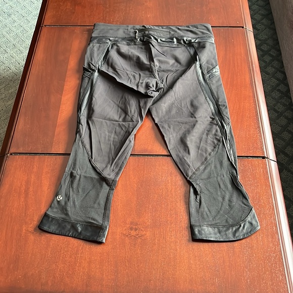 Lululemon black crops size 8 - Picture 3 of 6